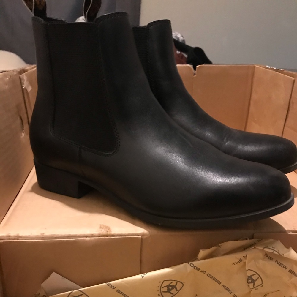 Black Ariat Chelsea boots